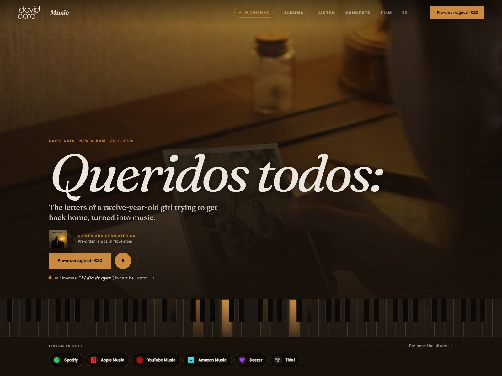 Cabecera del mundo Música de David Catá con el piano iluminado mientras suena «Queridos todos:»