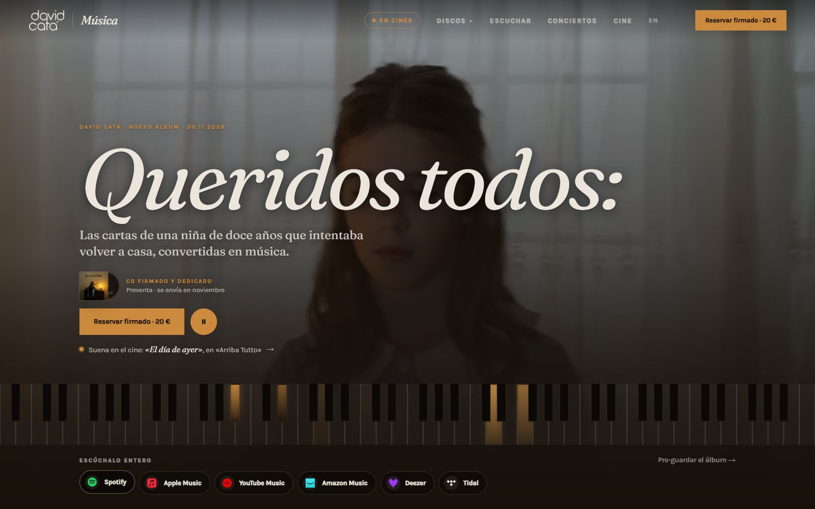 El piano de la web de David Catá con varias teclas iluminadas mientras suena «Queridos todos:»