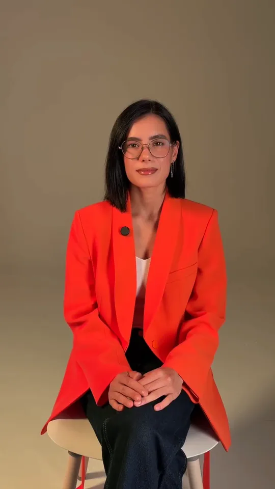 Yuliia Kot explicando qué incluye el mantenimiento de Lapriex Digital